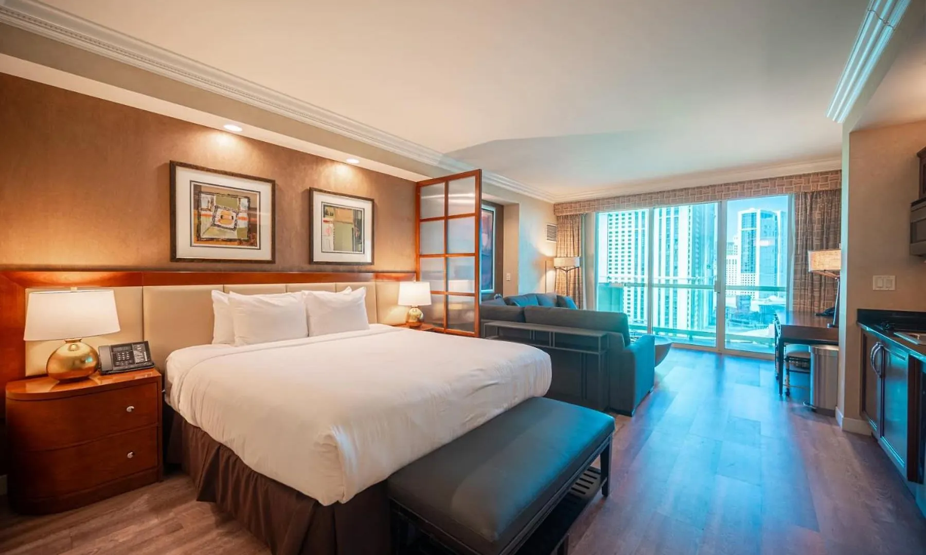 No Resort Fee Strip View Balcony+ Free Valet+ Pool location