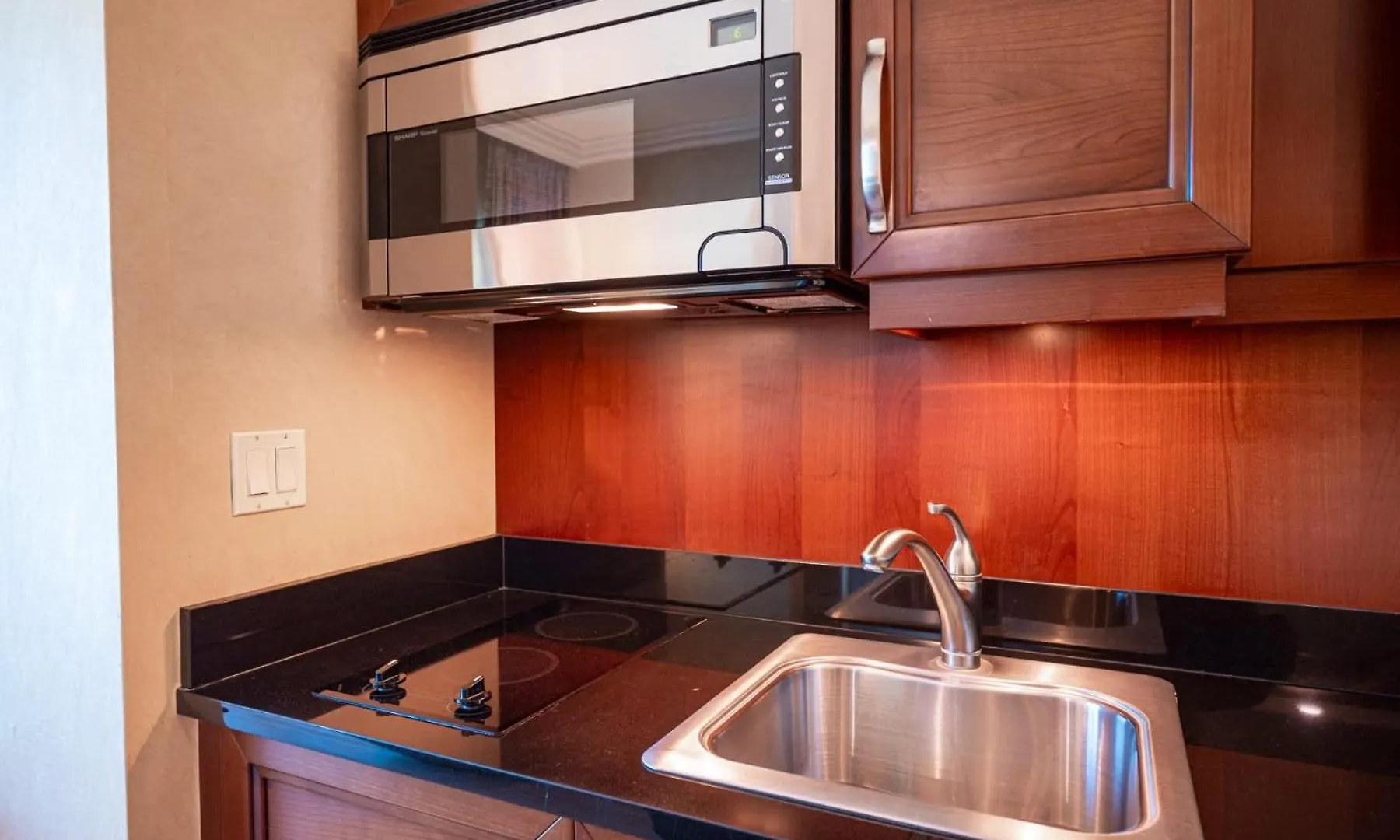 No Resort Fee Strip View Balcony+ Free Valet+ Pool لاس فيغاس بيت للعطل