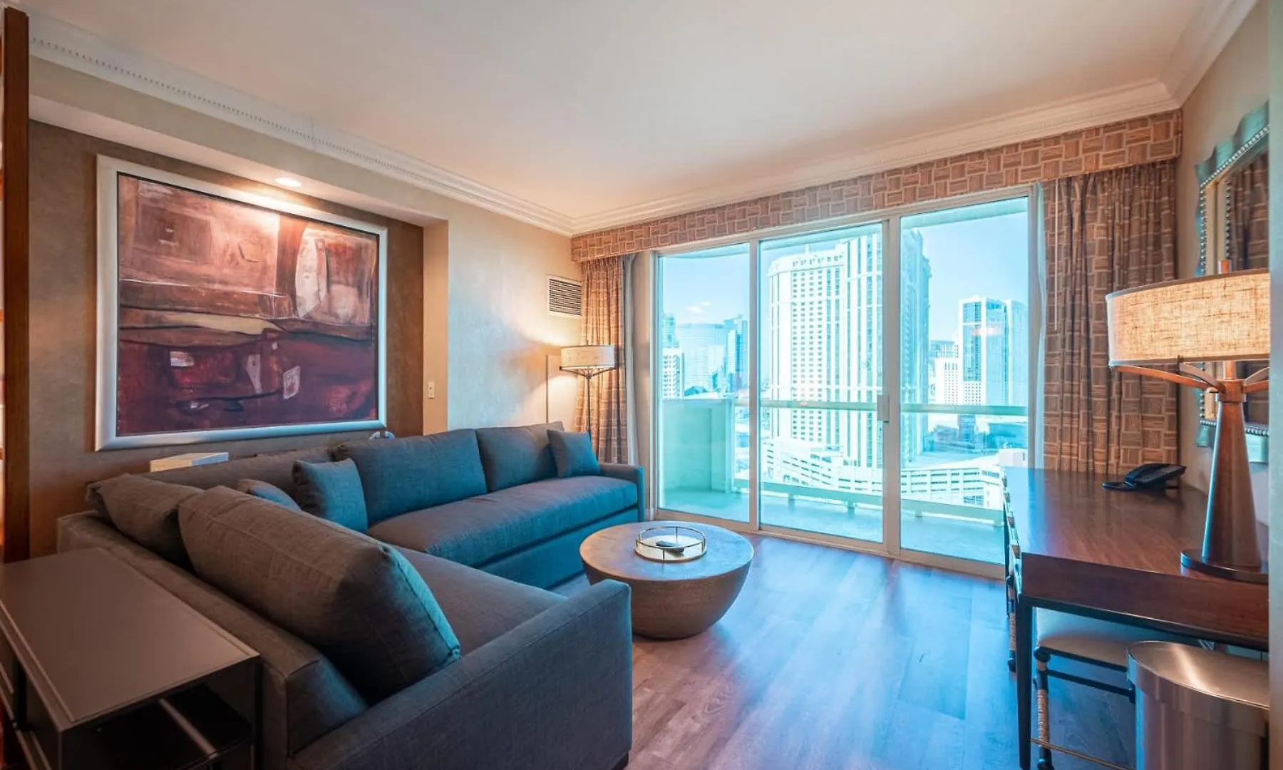 No Resort Fee Strip View Balcony+ Free Valet+ Pool لاس فيغاس بيت للعطل